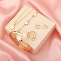Ensemble de bijoux 5 pièces Fleur à cinq pétales pour femme : Collier, Bracelet, Jonc, Boucles d'oreilles, Bagues – Or, Noir, Argent – Style Européen et Américain Élégant
