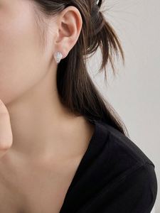 Boucles d'oreilles clipsables en forme de coquille marine, style minimaliste élégant, argent sterling 925, rhodié, plaqué or 18 carats, pour filles et femmes, Dylam TIny - Product Image 3