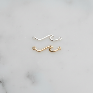 Pendentif artisanal vintage pour enfants, connecteur vague, en argent sterling 925 plaqué or, avec calcédoine aqua pierre de naissance, idéal pour les fêtes - Product Image 1