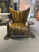 Fauteuil de salon vintage en cuir véritable ciré, style gentleman rétro, avec plateau latéral et pieds en métal martelé