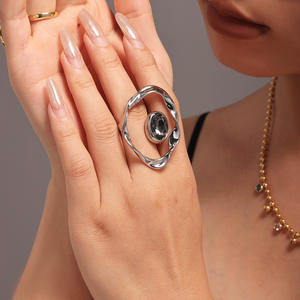 Anillo para mujeres estilo euro - americano rueda de fortuna. Gran diamante checo, forma irregular, exageradamente grande - Product Image 2