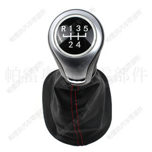 Funda de Palanca de Cambios de 5 Velocidades en Cuero Negro con Detalles Rojos para Volkswagen Caddy Golf 6 - Product Image 1