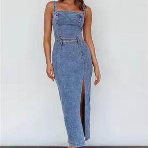 Vestido vaquero de verano de alta calidad al por mayor para mujer, sexy, con tirantes finos, cintura elástica y abertura, vestido midi de mezclilla. - Product Image 1