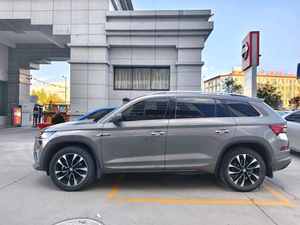 Volkswagen Skoda Karoq 2023 Usata, SUV 5 Porte 5 Posti a Benzina, Auto di Seconda Mano - Product Image 2
