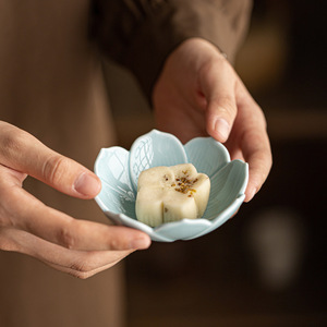 Petites assiettes en céramique en forme de fleur, en porcelaine, pour fruits, thé, en-cas, décoration de table de mariage - Product Image 2
