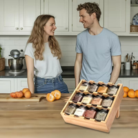 3-laags houten kruidenrek met 12 vakjes en 12 gevulde glazen potjes, geschikt voor restaurants en keukens.