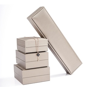 Boîte à bijoux rectangulaire de luxe en cuir PU brossé avec logo personnalisé haut de gamme pour ensemble collier et bague en velours – Saint-Valentin - Product Image 2