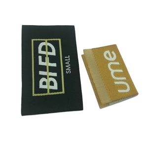 Etiquetas de algodón tejidas personalizadas con logo para el cuidado de la ropa, con fuente orgánica y pliegue central para prendas. - Product Image 6