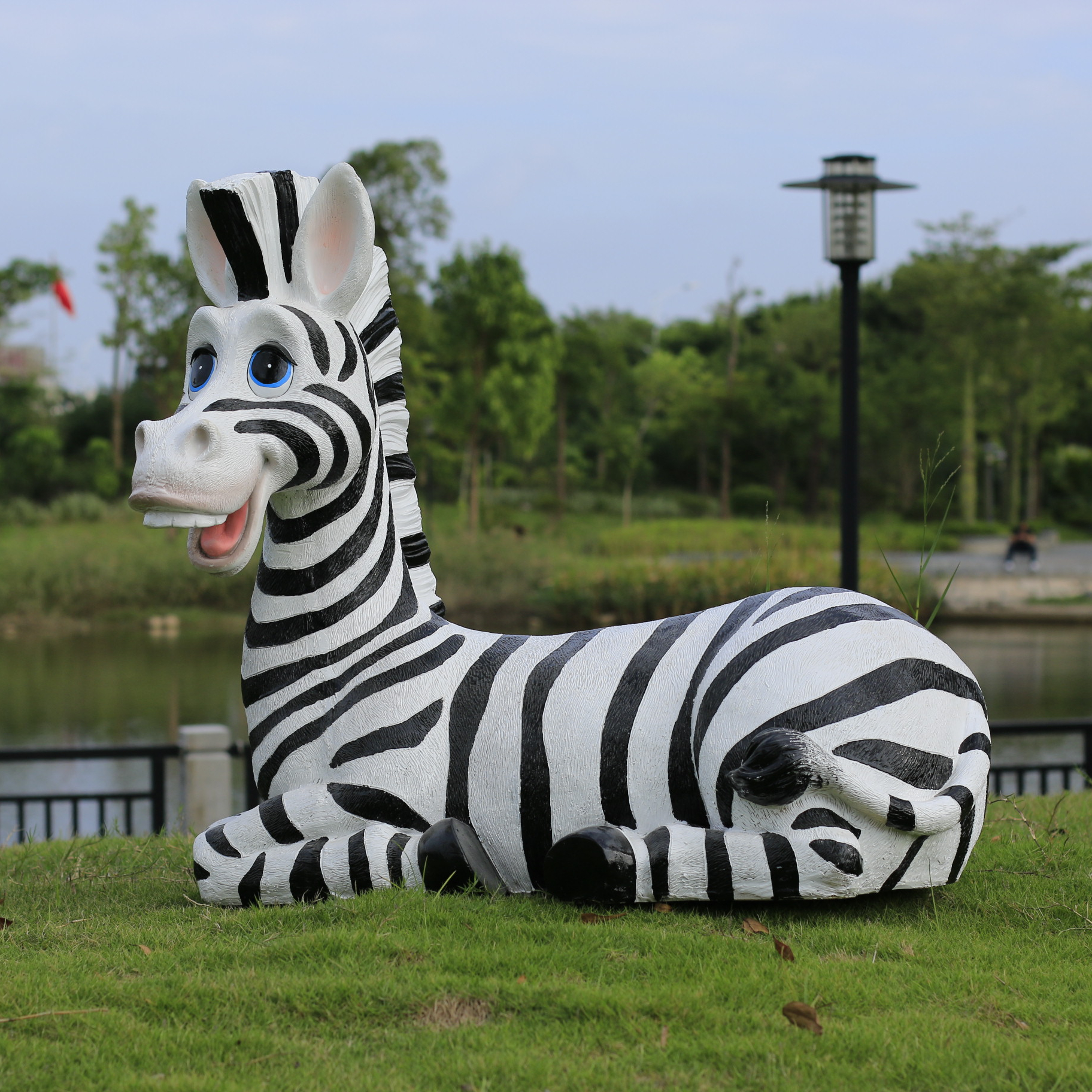 Недорогие Реалистичные Статуи зебры из стекловолокна в натуральную величину, Гуанчжоу