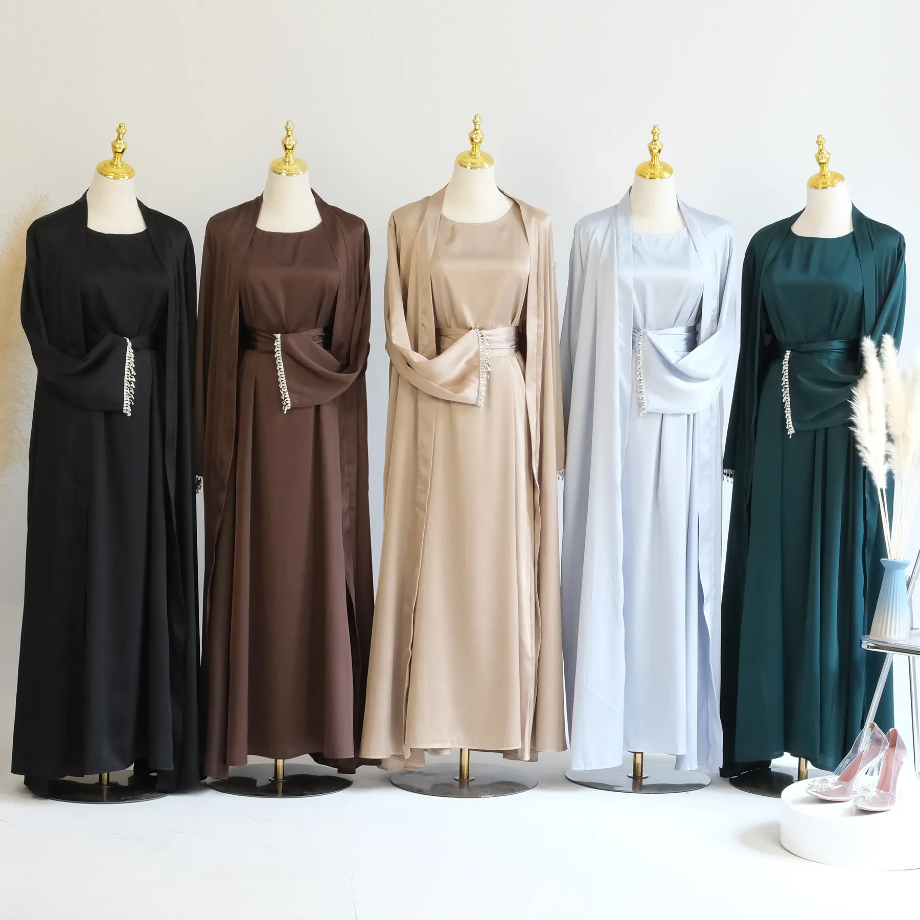 OEM ODM Ramadan Loriya produttore di moda Dubai Abaya disegna abbigliamento islamico Cardigan Abaya e abito sottoveste 2 pezzi Abaya Set