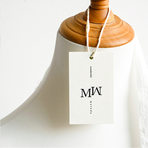 Étiquettes de vêtements <span class=keywords><strong>en</strong></span> <span class=keywords><strong>carton</strong></span> personnalisées de haute qualité avec logo <span class=keywords><strong>en</strong></span> relief et étiquettes suspendues avec couleur personnalisée et forme rectangulaire - Product Image 5