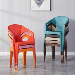 Chaises en plastique PP <span class=keywords><strong>rouge</strong></span> de haute qualité stalles de barbecue de loisirs en plein air épaissies pour adultes chaises de salle à manger en acrylique - Product Image 2