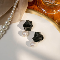 Boucles d'oreilles pendantes en tissu en forme de rose pour femmes, rosette en satin avec perle, élégance française, 2 couleurs