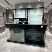 Luxuriöse Vitrine mit Mehrschichtigen Glasregalen LED-Beleuchtete Schiebetüren aus Glas Robuste Massive Rückwand Freistehend