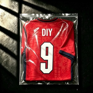 Camiseta de Fútbol Roja Estilo Islas Británicas, Uniforme de Fútbol Estampado, Kit Personalizado con Nombre y Número para Ligas y Partidos Amigables - Product Image 1