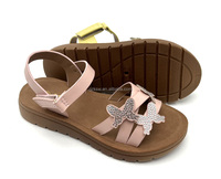 Sandales plates d'injection de PVC de conception de diamant de papillon de Offres Spéciales pour des filles chaussures de glissière respirables de printemps d'été anti-glissantes