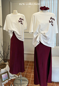 Muestra Disponible, Conjunto de 3 Piezas: Camiseta con Cuello Redondo y Manga Corta, Falda de Seda Roja y Coletero, Estilo Casual para Uso Diario - Product Image 5
