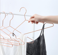 Cintres en métal blancs durables pour vêtements