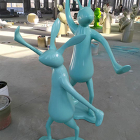 Statue de lapin géométrique en résine et fibre de verre, artisanat arc-en-ciel moderne abstrait, décoration de jardin sur mesure de grande taille