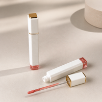 Tubes de brillant à lèvres liquide végétalien personnalisables avec logo, 5 ml, bandes dorées, corps blanc mat, fenêtre transparente, applicateur floqué, pour marques de beauté OEM