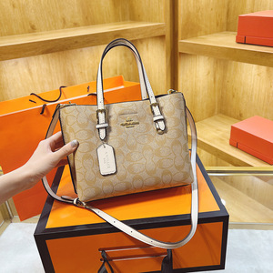 Bolso Tote Coach Signature Mediano Marrón con Asa de Cuero, Bolso de Hombro y Bandolera para Mujer - Product Image 3