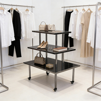 Table de présentation roulante en acier inoxydable sur mesure à 3 niveaux, présentoir de vente au détail pour chaussures, sacs, bijoux, vente directe d'usine