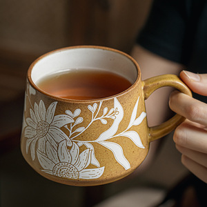 Tazza da Caffè in Ceramica Dipinta a Mano con Motivi Floreali Classici, Regalo per Casa e Ufficio, per Latte, Tè e Colazione - Product Image 1