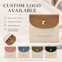 Pochette à bijoux personnalisée OEM en microfibre bicolore crème et marron avec fermeture à bouton, logo en feuille d'or, pour bagues, boucles d'oreilles et cosmétiques
