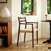 Chaise de salle à manger vintage de style nordique du milieu du siècle, en bois massif avec dossier en corde tressée et accoudoirs, pour usage en restaurant