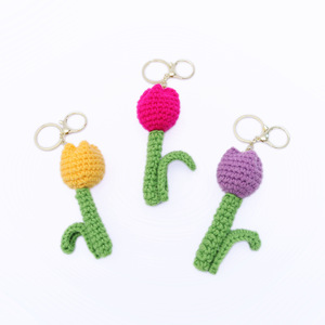 Colgante de tulipán tejido, llavero de flor, accesorio de ropa, colgante de tulipán tejido a mano - Product Image 1