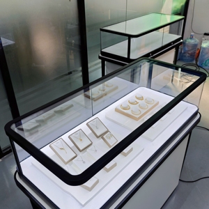<span class=keywords><strong>Vitrina</strong></span> para Joyería de <span class=keywords><strong>Color</strong></span> Negro con Esquinas Redondeadas, Vitrinas con Iluminación, Exhibición de Vidrio Ultra Transparente para Joyas - Product Image 6