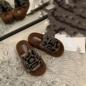 Chaussons plateforme tendance à imprimé léopard en fourrure pour l'extérieur - Product Image 4