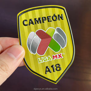 ป้ายสัญลักษณ์การต่อสู้ฟุตบอลสำหรับเสื้อผ้าแผ่นแปะแบบความร้อนลายนูน3D ออกแบบโลโก้ได้ตามต้องการ - Product Image 3