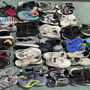 Stock de chaussures d'occasion, placement des chaussures sur les stands de rue, gestion des stocks de chaussures, liquidation des stocks de marques. - Product Image 4