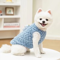 Gilet pour chien en peluche multicolore, veste chaude pour animaux de compagnie avec applique abeille, anneau en D et bordure côtelée, vêtements pour chiots