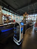 Offre spéciale Nouveau produit Robot de livraison de nourriture Recharge automatique avec écran publicitaire Robots de restaurant commerciaux Robot serveur