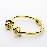 Bracelet manchette tendance à double nœud, ajustable avec fermoir à ressort, en acier inoxydable plaqué or, style jonc simple