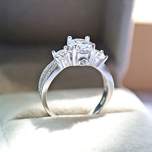 Anello Q426 in oro bianco con diamante taglio brillante rotondo, colore G naturale, gioiello da donna per fidanzamento - Product Image 4