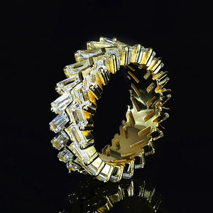 Anello Intrecciato Scintillante per Uomo e Donna, Gioiello da Dito Unisex di Tendenza e Design Alla Moda - Product Image 1