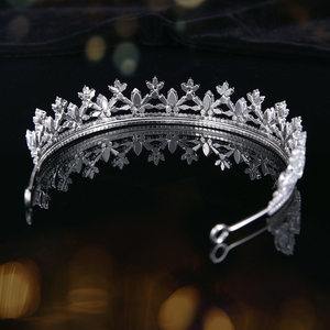 Diadème de mariée artisanal en argent glacé, micro-pavé de zircone cubique taille poire motif flocon de neige, pour femme, pour occasions formelles d'hiver - Product Image 5