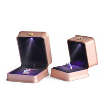 Boîte d'emballage rigide de luxe carrée grise pour bijoux avec gaufrage, recyclable, pour bagues, boucles d'oreilles, bracelets