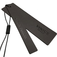 Étiquette suspendue en papier noir avec logo personnalisé, faible MOQ, écologique, recyclable, avec cordon, gaufrée, impression UV pour vêtements
