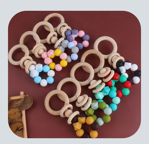 Nouveau bricolage créatif <span class=keywords><strong>anneau</strong></span> en bois <span class=keywords><strong>Gel</strong></span> <span class=keywords><strong>de</strong></span> <span class=keywords><strong>dentition</strong></span> bébé apaisant bicolore Silicone jouet pour grincer des dents - Product Image 4