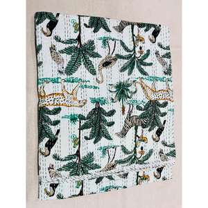 Colcha Kantha estampada a mano, hecha de capas de algodón natural que proporciona una ligereza cálida y una decoración elegante. - Product Image 5