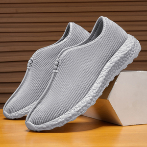 Nouvelles chaussures décontractées et polyvalentes pour hommes, en maille respirante, à semelle souple, style slip-on, tailles 39-44 - Product Image 1