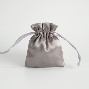 Pochette à bijoux en tissu satiné 7x9cm avec logo personnalisé, pour ranger et transporter bracelets, boucles d'oreilles, colliers, bagues - Product Image 3