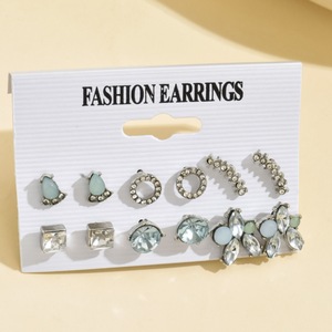 Ensemble de douze boucles d'oreilles géométriques douces, élégantes et charmantes, en forme de fleurs carrées et rondes, petites et polyvalentes - Product Image 5
