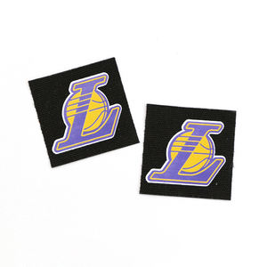 Etiquetas de <span class=keywords><strong>cinta</strong></span> de satén cosidas con logotipo de texto personalizado, etiqueta de <span class=keywords><strong>nombre</strong></span> plegable personalizada, etiqueta tejida impresa, etiqueta lavable de cuidado lavable - Product Image 3