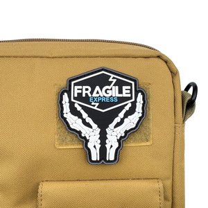 Kojima Production <span class=keywords><strong>Death</strong></span> <span class=keywords><strong>Stranding</strong></span> Fragile Express PVC Hook Loop สำหรับแฟนเกม ติดกระเป๋าเป้ เสื้อแจ็คเก็ต หมวก เสื้อกั๊ก คอสเพลย์ กระเป๋า ของตกแต่ง - Product Image 2