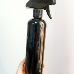 ขวดสเปรย์พลาสติก HDPE ขนาด 300 มล. 500 มล. แบบหัวฉีดพ่นฝอย สำหรับน้ำยาทำความสะอาด สีเหลืองอำพัน สีดำ ทรงกลม สำหรับบรรจุโทนเนอร์หรือน้ำยาอื่นๆ - Product Image 3